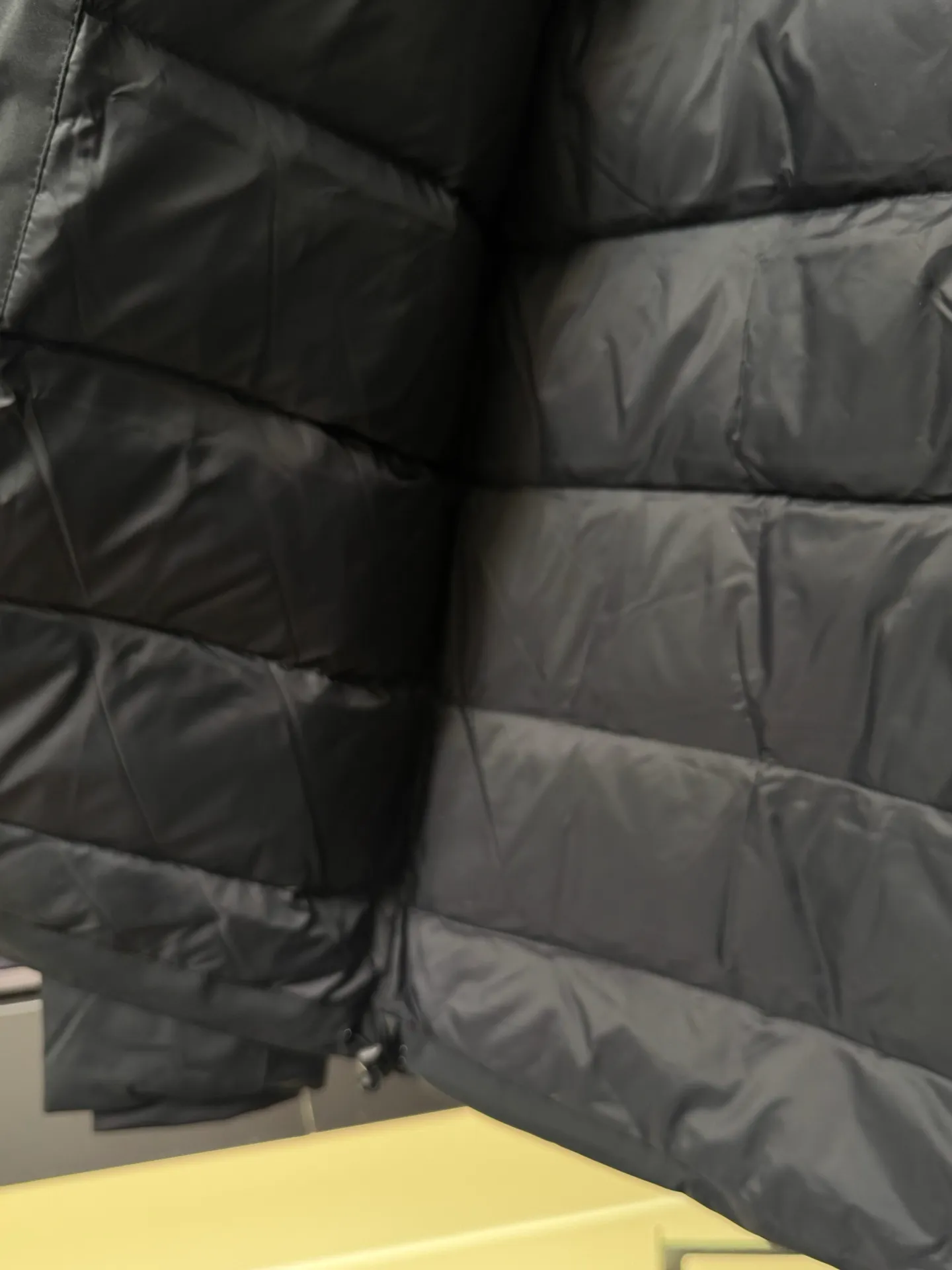 [Premium Replica] KOLON/KOLON S ORT HIKING 26fw Men's and Women's Waterproof and Windproof Outdoor Jacket Down Jacket KOLON/KOLON S ORT HIKING 26fw Men's and Women's Waterproof and Windproof Outdoor Jacket Down Jacket 90% Goose Down Content Fill Level Direct Temperature Locking The wardrobes of boys and girls really lack a down jacket that is not bloated, not exaggerated, and can be worn for both business and leisure! ▫️Stand-collar hooded design, neat and clean, looks good with shirts, sweaters, and T-shirts, formal to work, casual in daily life ▫️Durable waterproof and windproof surface fabric, fine water-repellent fabric, not afraid of getting wet in light rain, not easy to get dusty and wrinkled ▫️High-quality goose down filling, hot-pressed velvet filling process, almost no velvet worry; slightly loose fit, not tight or bulging ▫️The details are all minimalist: the main zipper is fully taped, the chest has a hidden zipper pocket + the side seam invisible pocket is safe for keys and mobile phones; the cuffs have adjustable buckles to firmly block the cold wind; the small "two trees" embroidered logo is very low-key, unobtrusive and textured. The whole piece is high-end and durable, with no unnecessary decoration. Whether you are driving, going on a business trip, or traveling on the weekend, you can get it all in one piece, the same style for men and women. Color: black Size: m/l/xl/2xl/3xl